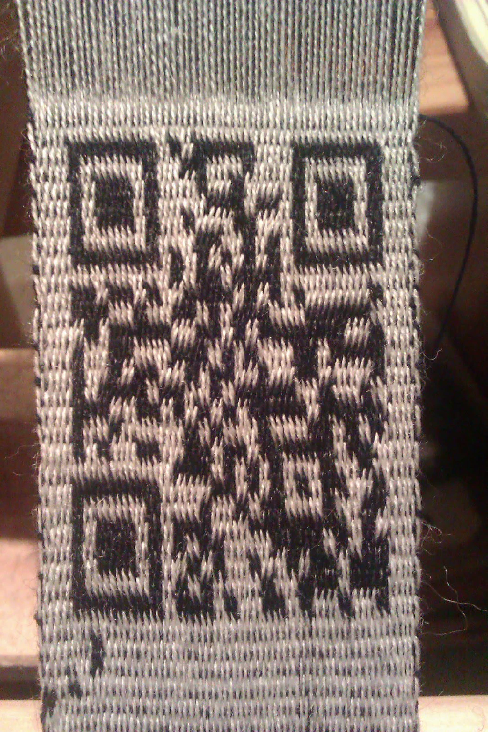 Tablet-woven rMQR code band