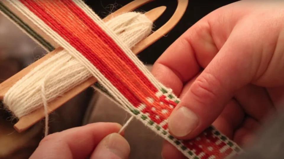 Handweaving rMQR codes